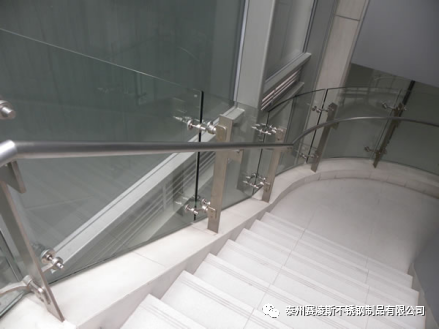 香（xiāng）格裏拉酒店不鏽鋼欄杆立柱工程案例